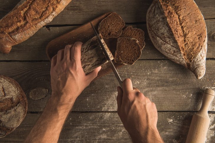 Brødkniv der skærer brød